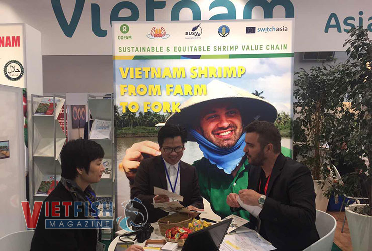 SUSV representative speaking with an English customer at the Seafood Expo Global in Brussels, Belgium.