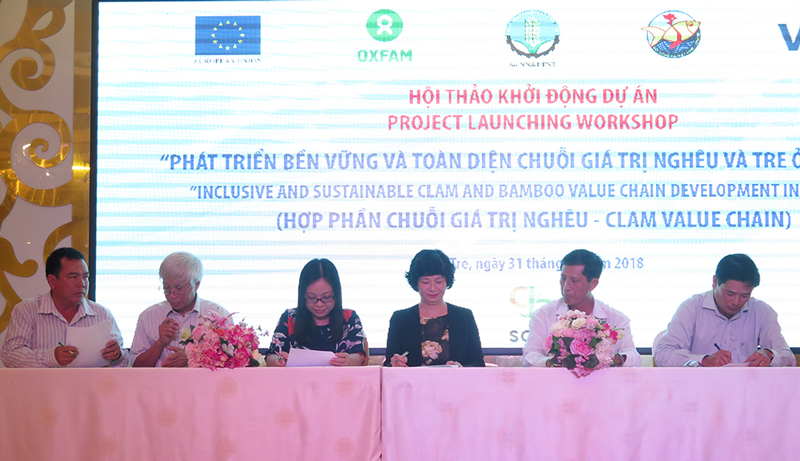 Ký kết thỏa thuận hợp tác giữa Oxfarm, Trung tâm hợp tác Quốc tế nuôi trồng và khai thác thủy sản bền vững, Phòng Thương mại và Công nghiệp Việt Nam và các đơn vị triển khai tại địa phương.