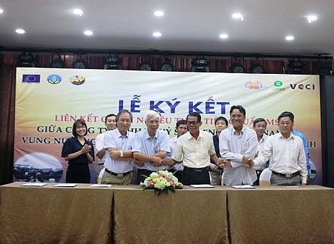 mou-signed-for-building-sustainable-clam-supply-chain-in-mekong-delta_0.jpg